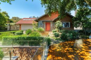 a house with a glass fence in front of it at Casa Ingá 600m da Catedral de Pedra by Achei in Canela