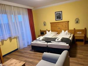 dois cachorros deitados em duas camas em um quarto de hotel em Schlossberghof Marzoll em Bad Reichenhall mais 72 fotografias