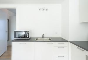 Køkken eller tekøkken på Beautiful 1-BR w a balcony by Odense harbour - 87 + 4 billeder