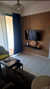 Μια τηλεόραση ή/και κέντρο ψυχαγωγίας στο By The Way Apartment 1