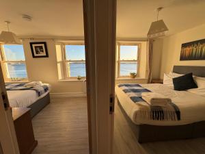 Ліжко або ліжка в номері Unit 6 Penthouse Apartment With Harbour & Island Views +6 фото