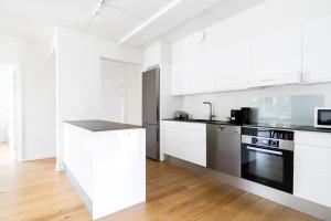 Una cocina o cocineta en Fantastic modern 3-BR in prime location - 239