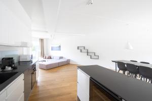 Una televisión o centro de entretenimiento en Fantastic modern 3-BR in prime location - 239