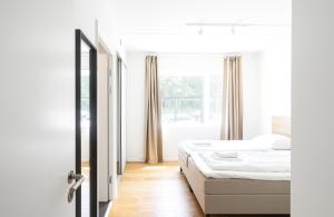 Una cama o camas en una habitación de Fantastic modern 3-BR in prime location - 239