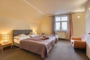 ein Schlafzimmer mit zwei Betten und einem Fenster in der Unterkunft Lawendowy Dworek in Karpacz + 87 Fotos