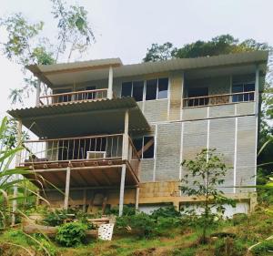 El LimónにあるBalcones de la montañaの丘の上の家