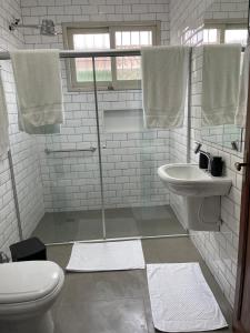 Koupelna v ubytování Casa da Árvore Bertioga