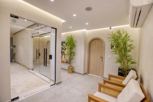 un vestíbulo con escaleras y una puerta con plantas en ONE GATE Pyramids View INN, en El Cairo 76 fotos más