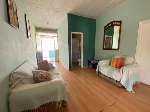 瓦哈卡市Casa Magro depto para 6的一间有床、沙发和镜子的房间