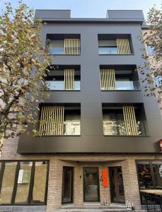 ハッセルトにあるDoor9 Hasselt - Digital Hotel & Barのアパートメントビルの外側の景色