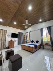 Mango Tree Villa في ثين: غرفة نوم بها سرير وتلفزيون