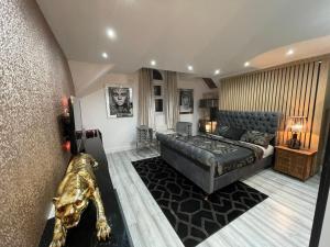 una sala de estar con una cama y un sofá en Hendham House, en Mánchester