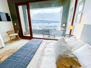 Un dormitorio con una cama y una ventana grande. en HOM I Duplex en Mejor Vista de Valparaiso y Parking, en Valparaíso 37 fotos más