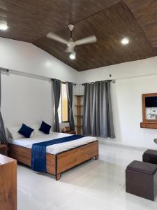 Mango Tree Villa في ثين: غرفة نوم بها سرير ومروحة سقف +34 صورة