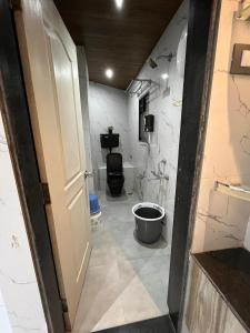 Mango Tree Villa في ثين: حمام صغير مع مرحاض وباب