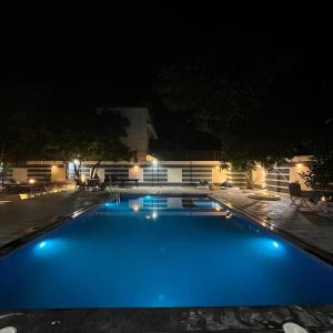 Mango Tree Villa في ثين: حمام سباحة في الليل مع أضواء زرقاء