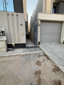 an empty parking lot with a building with a garage at المعتلية in Riyadh