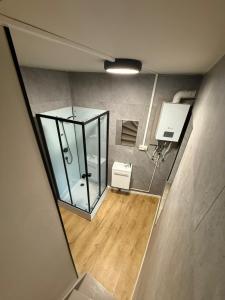 Una vista aérea de un baño con un ascensor de cristal. en Orléan 41 B centre-gare-aéroport, en Charleroi