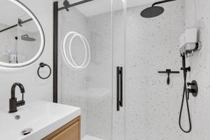 Ένα μπάνιο στο The Speakeasy Suite 503 With Parking +15 φωτογραφίες