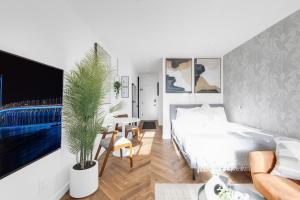 Ένα ή περισσότερα κρεβάτια σε δωμάτιο στο The Speakeasy Suite 503 With Parking