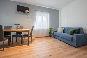 San Nicolò di ComelicoAl Piol的客厅里有一张蓝色的沙发和一张桌子