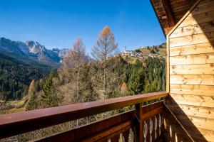 San Nicolò di ComelicoAl Piol的可欣赏山景的阳台