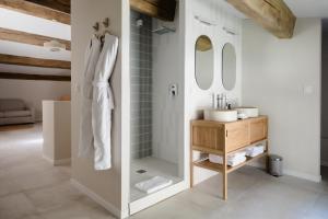 a bathroom with a shower and a sink at La Bastide de Monique - Maison d'hôtes en Provence in Flassans-sur-Issole +17 photos