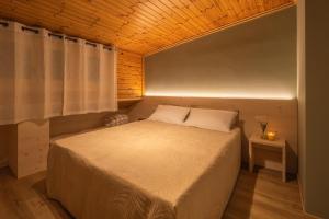 San Nicolò di ComelicoAl Piol的一间木屋里有一张床的卧室