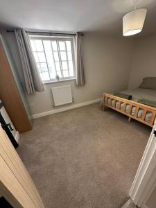 Ένα ή περισσότερα κρεβάτια σε δωμάτιο στο Cosy two bedroom cottage