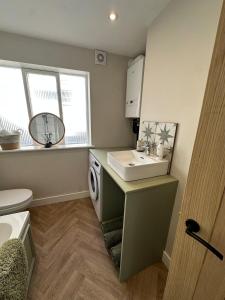 Η κουζίνα ή μικρή κουζίνα στο Cosy two bedroom cottage