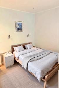 Una cama o camas en una habitación de Orléan 41 A centre-gare-aéroport