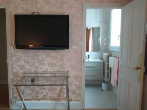 TV a/nebo společenská místnost v ubytování Cœur de Béziers Villa Marguerite