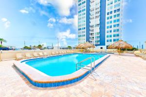 Swimmingpoolen hos eller tæt på Beachfront Balcony Sleeps 10 Heated Pool King Bed -308