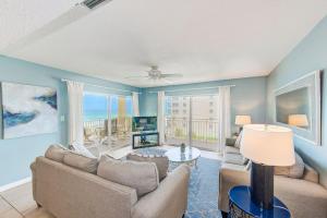 una sala de estar con un sofá y una mesa en Beachfront Condo Sleeps 10 Heated Pool - 307, en St Pete Beach