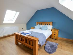 En eller flere senge i et værelse på Beudy