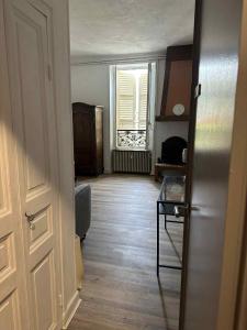 an empty room with a door and a window at Studio 2 personnes in La Bourboule