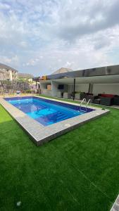 オウェリにあるHotel Enigmaの庭の真ん中にあるプール