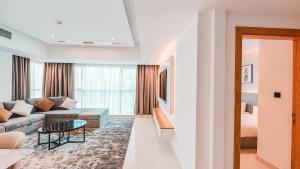 una sala de estar con un sofá y una mesa en Royal Home, en Abu Dabi