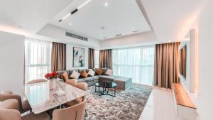 una sala de estar con un sofá y una mesa en Royal Home, en Abu Dabi