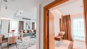 una sala de estar con un sofá y una mesa en Royal Home, en Abu Dabi