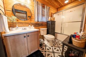 صورة لـ 5-Star A-Frame Luxe Glamping Near Red River Gorge & Cave Run Lake Pet Friendly في Wellington