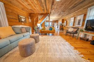 TV/trung tâm giải trí tại 5-Star A-Frame Luxe Glamping Near Red River Gorge & Cave Run Lake Pet Friendly