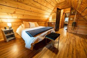Giường trong phòng chung tại 5-Star A-Frame Luxe Glamping Near Red River Gorge & Cave Run Lake Pet Friendly
