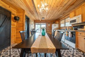 Nhà bếp/bếp nhỏ tại 5-Star A-Frame Luxe Glamping Near Red River Gorge & Cave Run Lake Pet Friendly