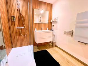 Un baño con lavabo y ducha en Evasion Marine - Appartement en premiere ligne plage, climatise et parking, en Mauguio