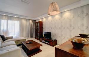 Μια τηλεόραση ή/και κέντρο ψυχαγωγίας στο Front Line Beach Townhouse Estepona