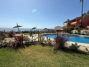Πισίνα στο ή κοντά στο Front Line Beach Townhouse Estepona