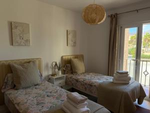 Ένα ή περισσότερα κρεβάτια σε δωμάτιο στο Front Line Beach Townhouse Estepona +36 φωτογραφίες