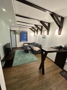 una sala de estar con un sofá y una mesa en Nomakop5, en Kopaonik