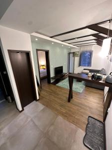 1 dormitorio y sala de estar con escritorio. en Nomakop5, en Kopaonik